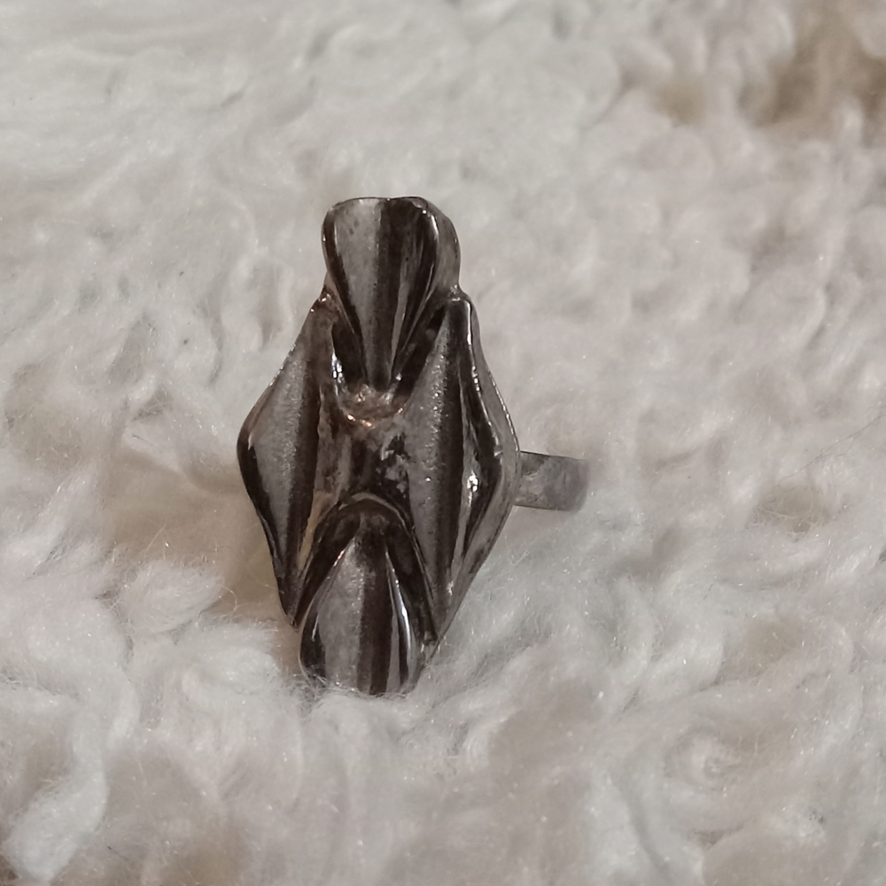 Elegant Silver Tone Ring